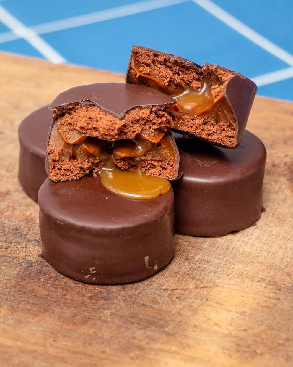 Alfajores de chocolate con dulce de leche derramándose